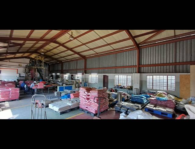 1,100M² BUILDING FOR SALE IN APEX